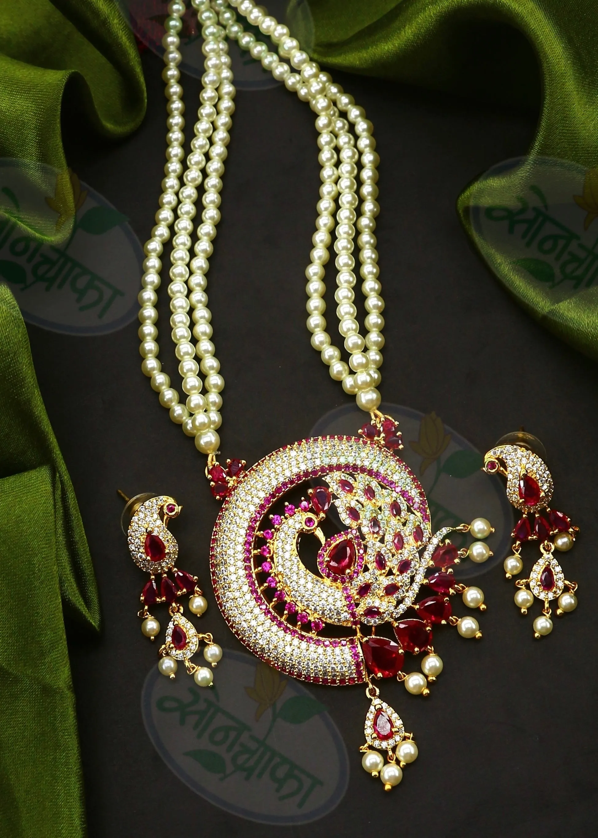 DECOROUS PEACOCK NECKLACE